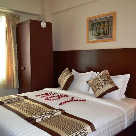 Hotel Broadway Янгон Екстер'єр фото