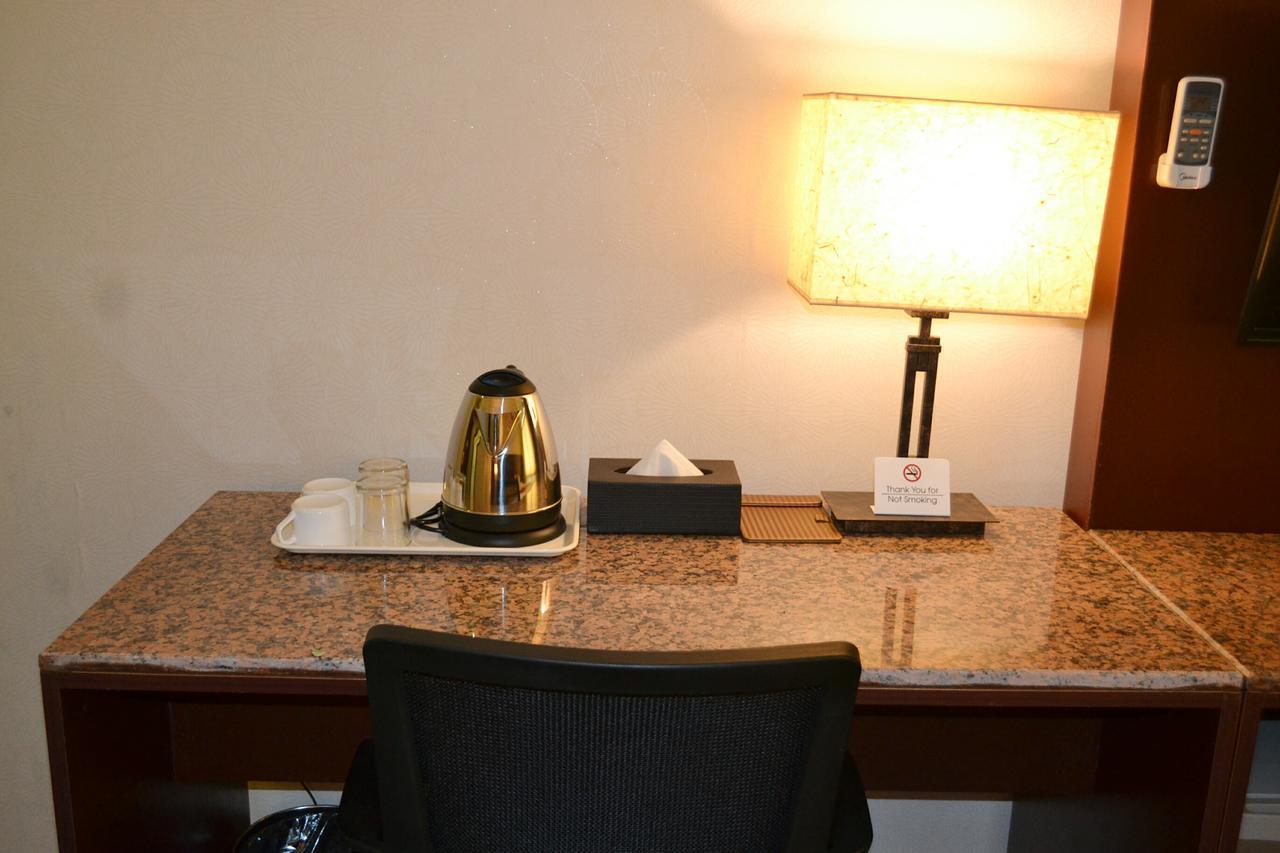 Hotel Broadway Янгон Екстер'єр фото