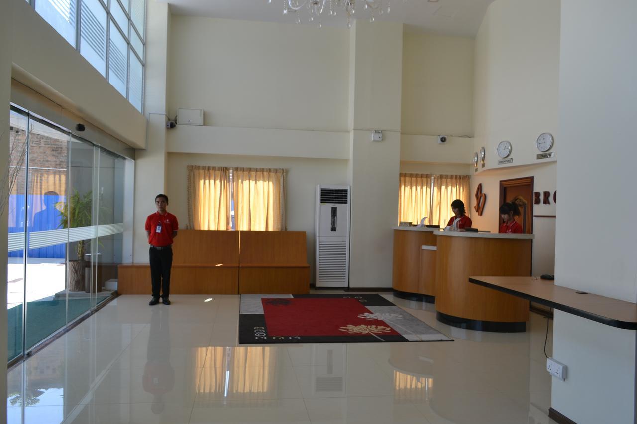Hotel Broadway Янгон Екстер'єр фото