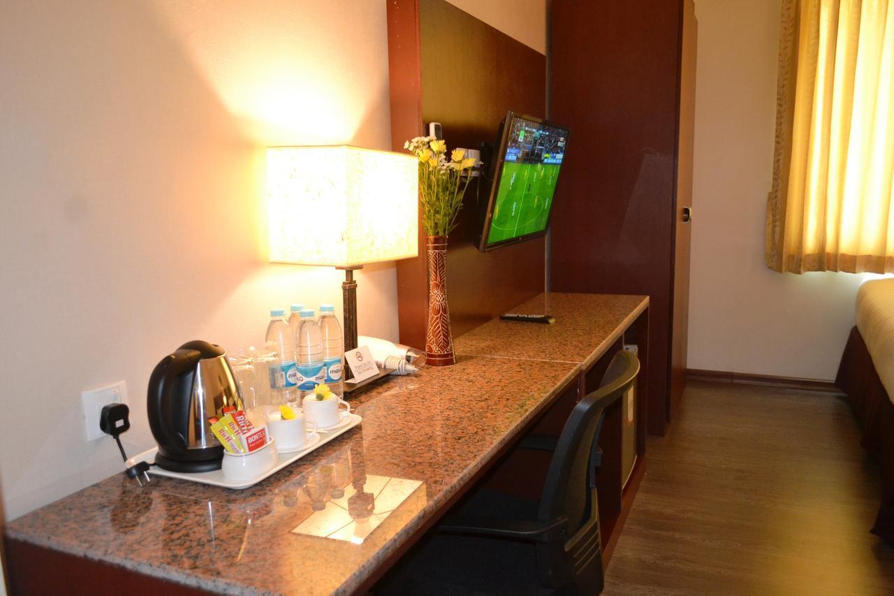 Hotel Broadway Янгон Екстер'єр фото