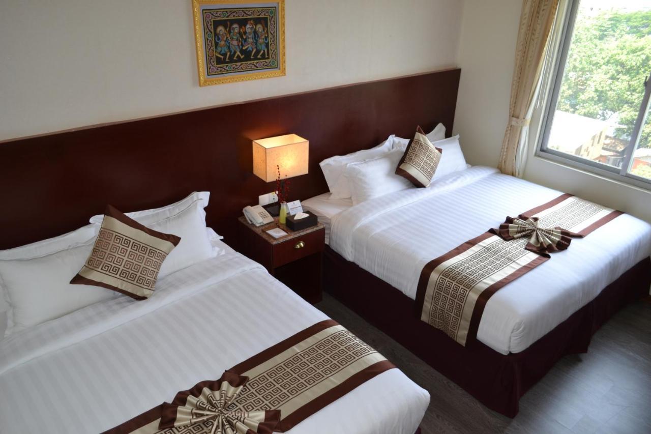 Hotel Broadway Янгон Екстер'єр фото