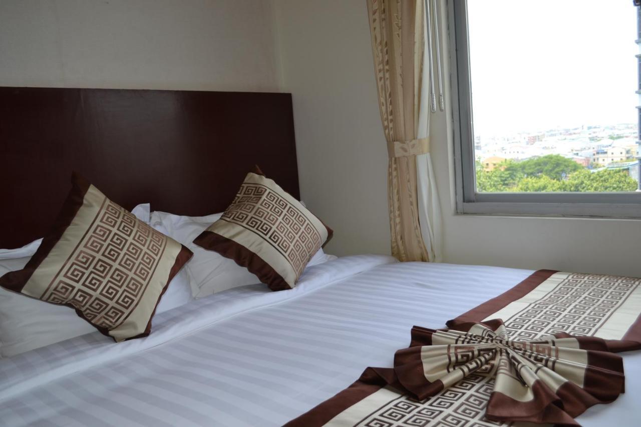 Hotel Broadway Янгон Екстер'єр фото