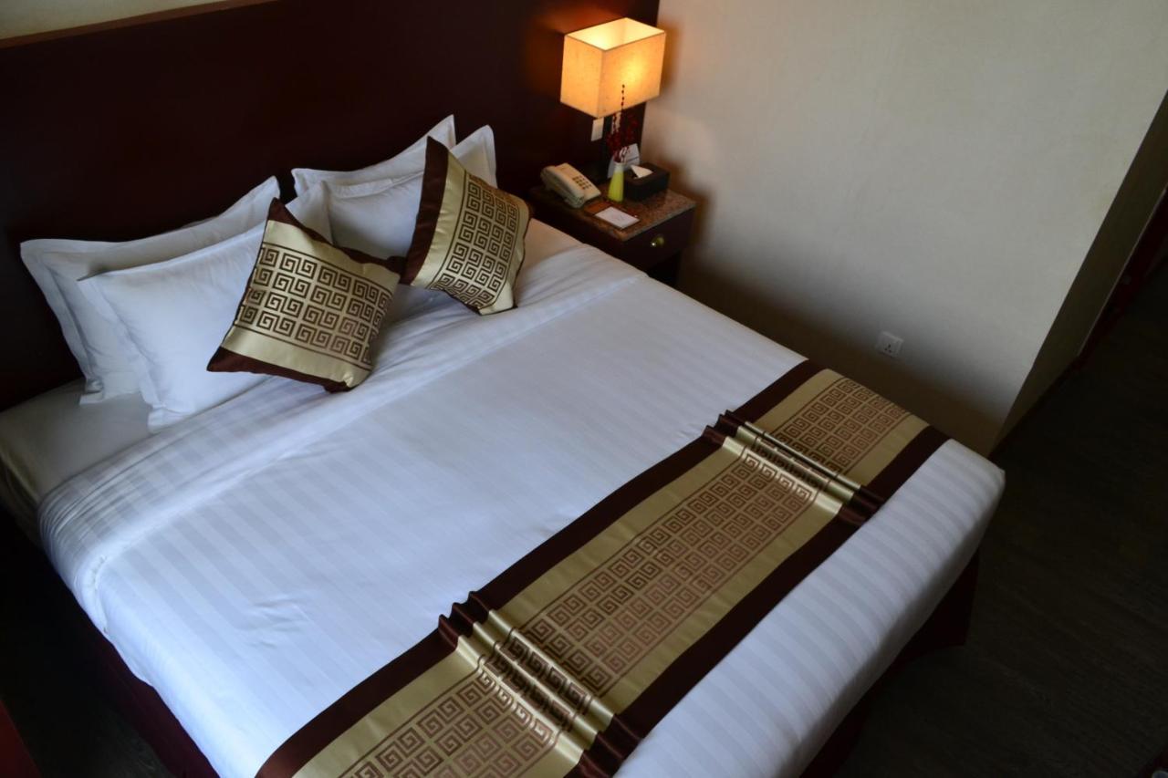 Hotel Broadway Янгон Екстер'єр фото