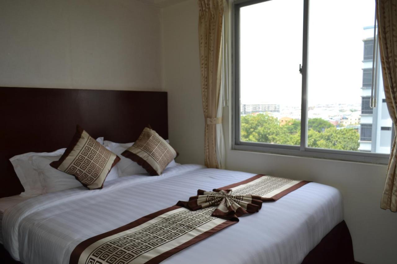 Hotel Broadway Янгон Екстер'єр фото