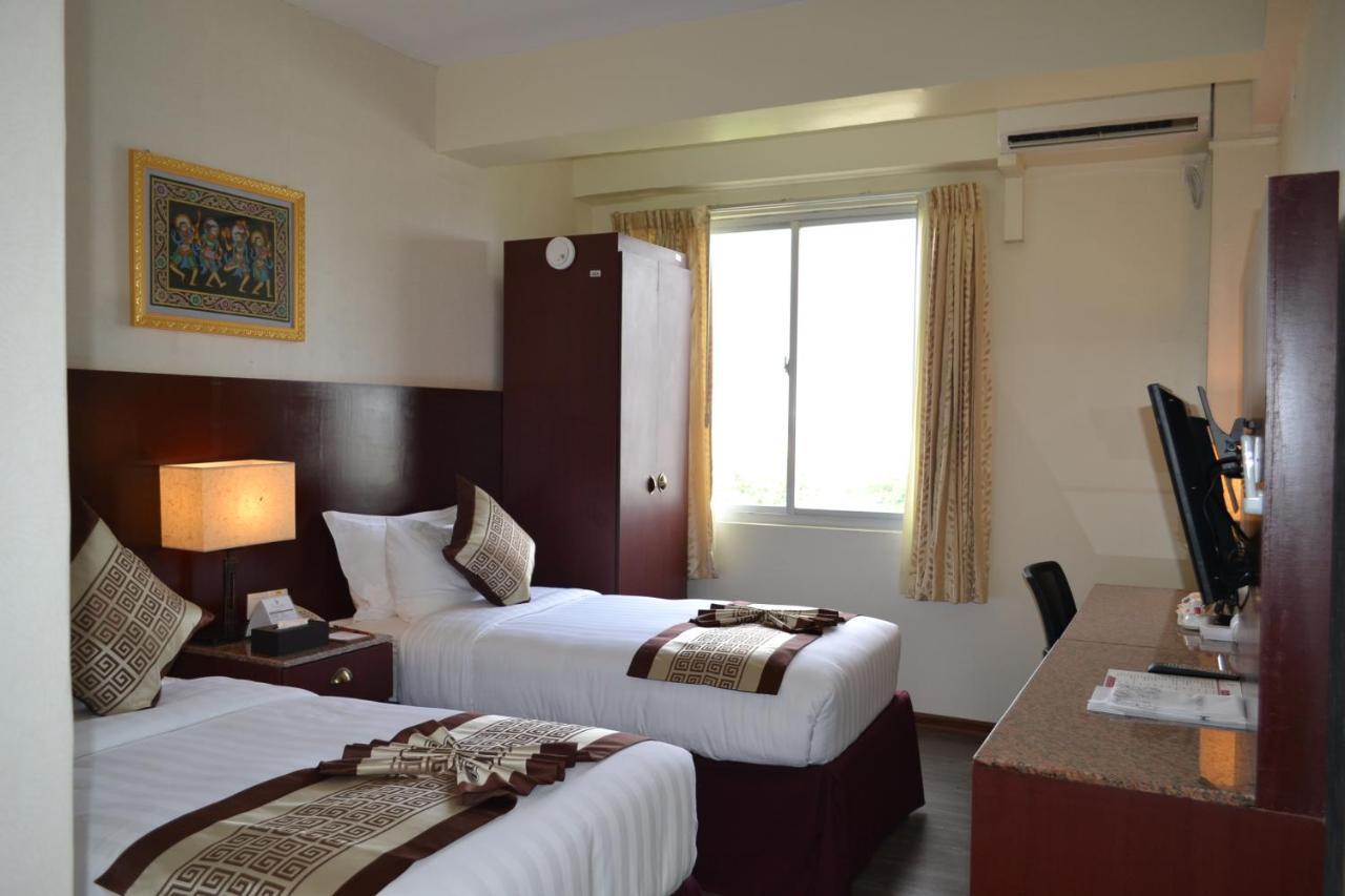Hotel Broadway Янгон Екстер'єр фото