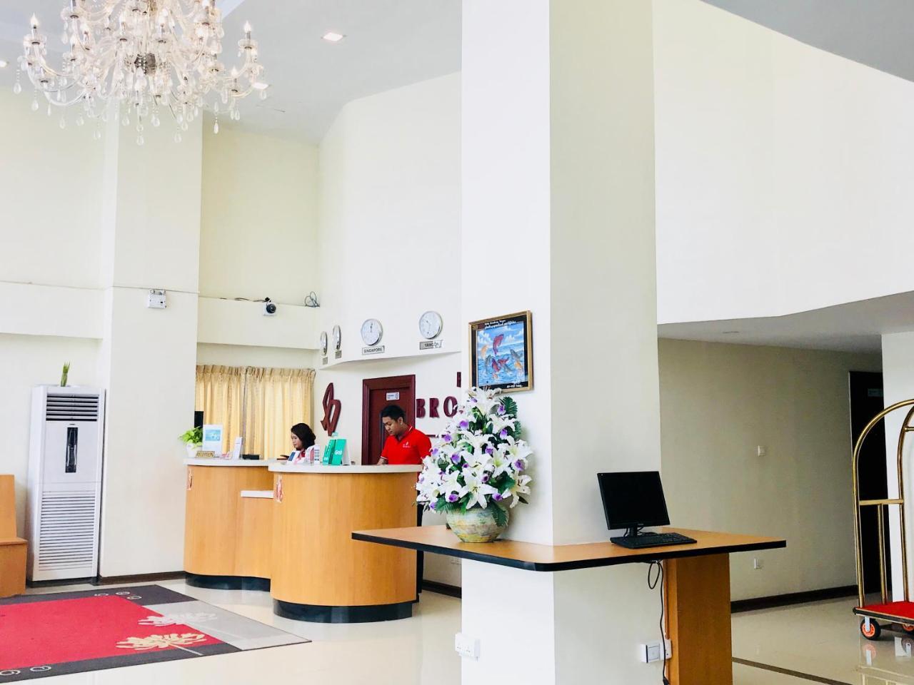 Hotel Broadway Янгон Екстер'єр фото