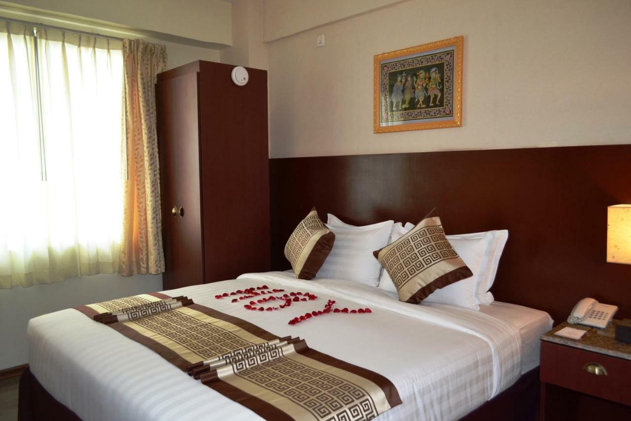 Hotel Broadway Янгон Екстер'єр фото