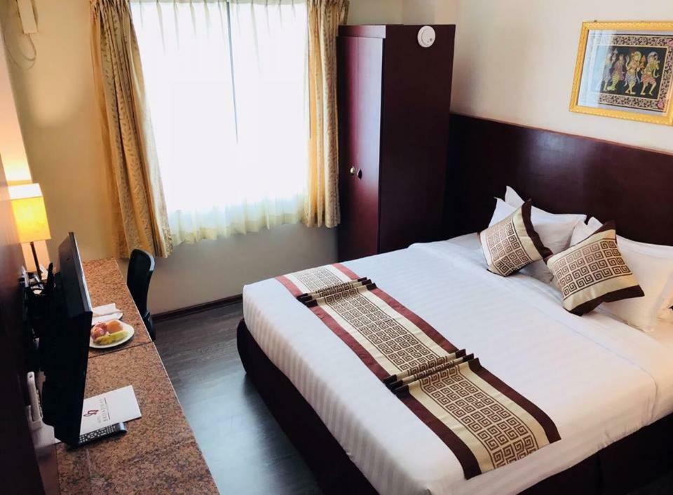 Hotel Broadway Янгон Екстер'єр фото
