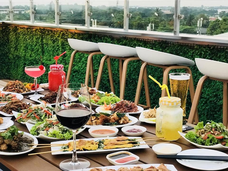 Hotel Broadway Янгон Екстер'єр фото
